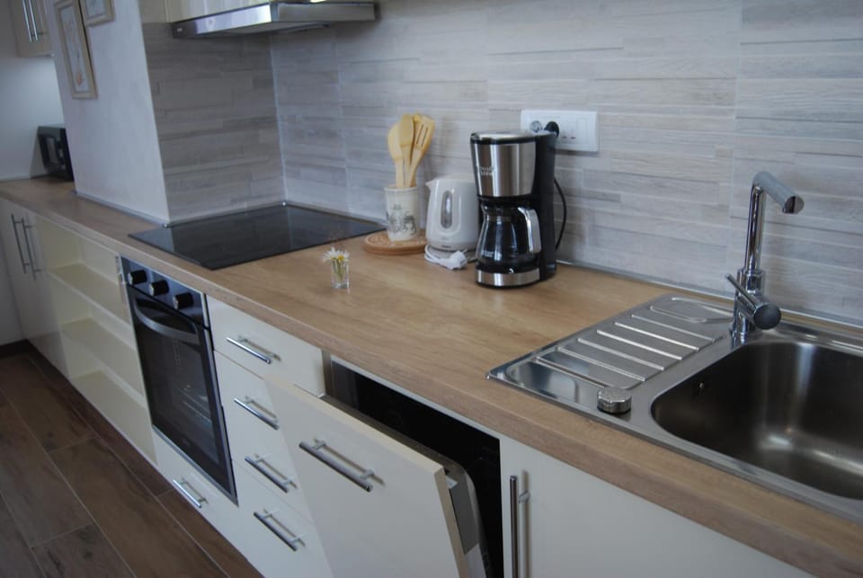 Coffee/tea facilities, Kitchen or kitchenette