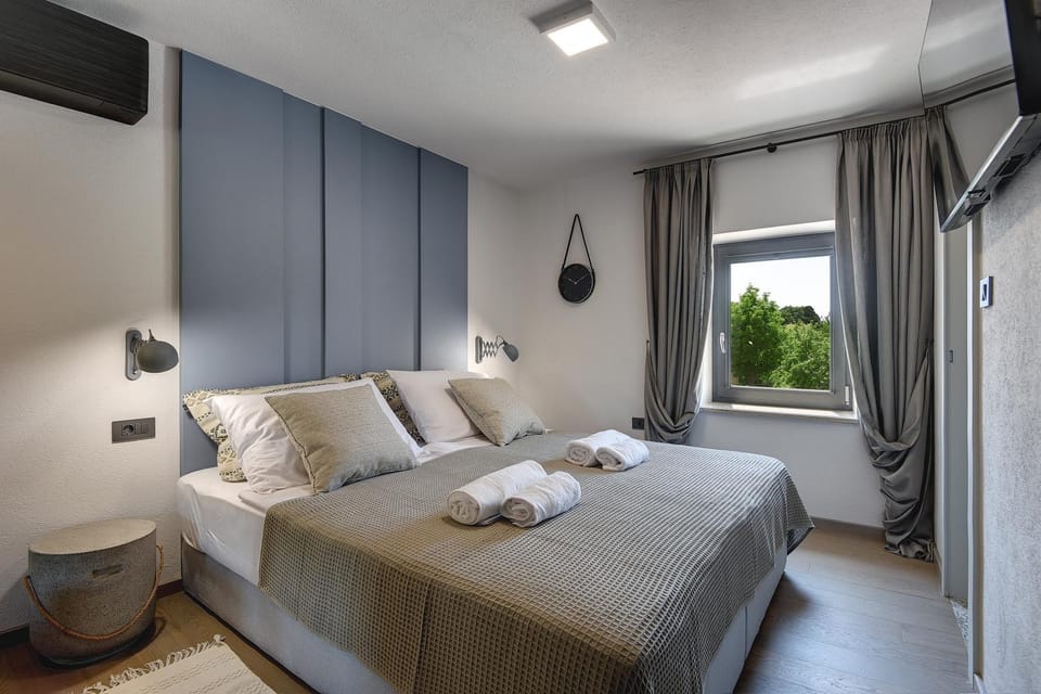 Bed, Bedroom, towels