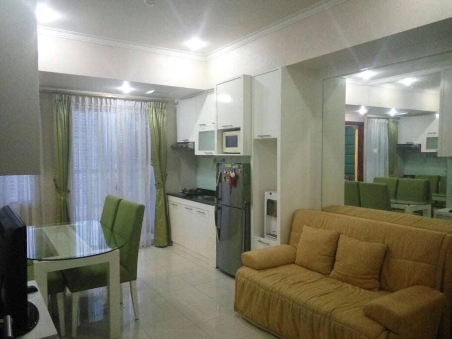 TV and multimedia, Kitchen or kitchenette, Living room, Seating area