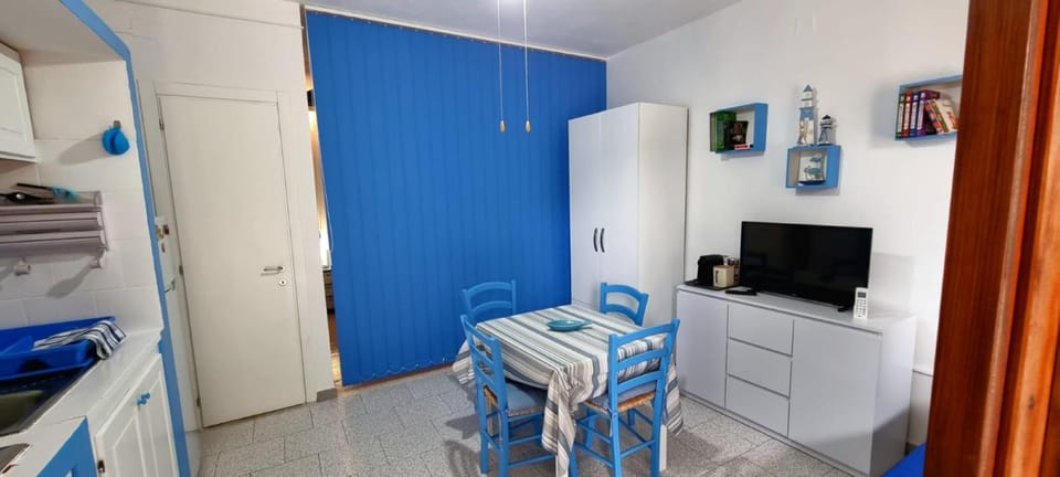 TV and multimedia, Kitchen or kitchenette, Living room, Seating area, Dining area