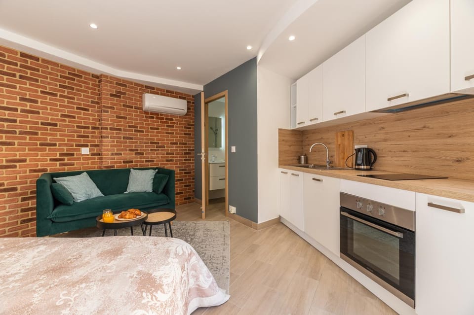 Dining area, kitchen