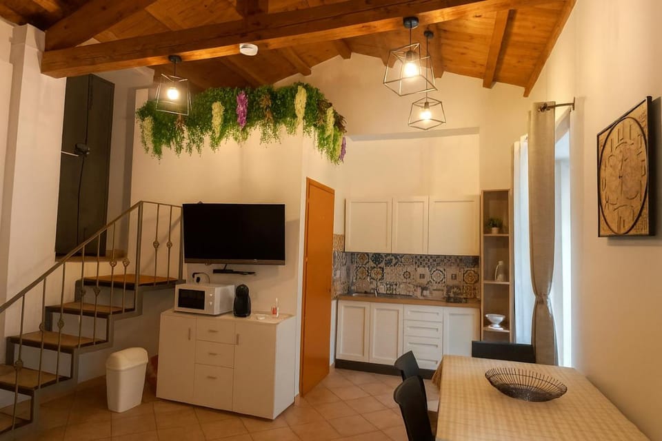 Facade/entrance, TV and multimedia, Kitchen or kitchenette, Dining area