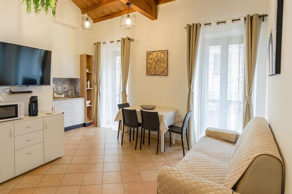 TV and multimedia, Photo of the whole room, Seating area, Dining area, Evening entertainment