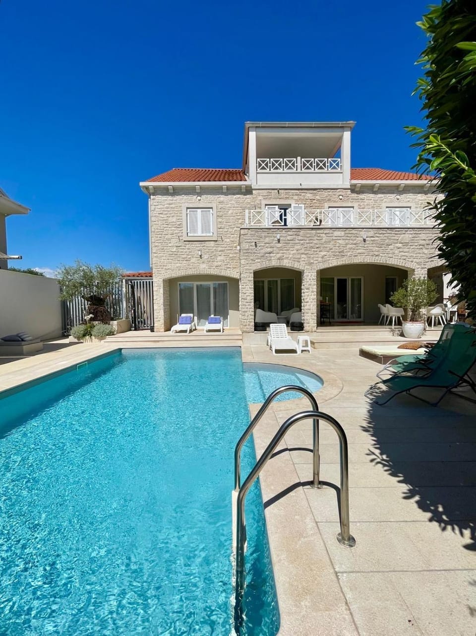 Facade/entrance, Swimming pool