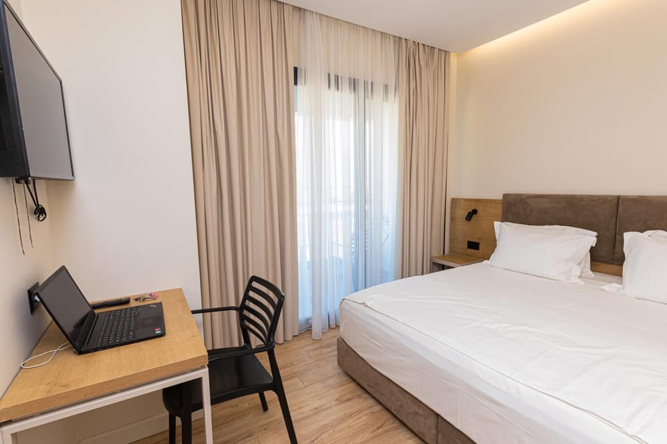Bed, TV and multimedia, Photo of the whole room, Bedroom