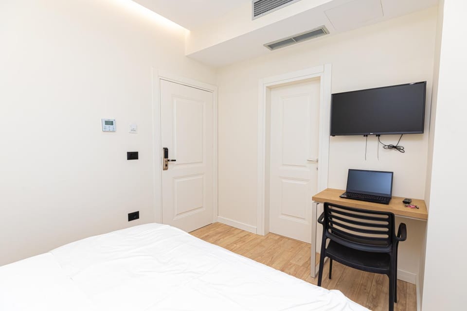 Bed, TV and multimedia, Bedroom