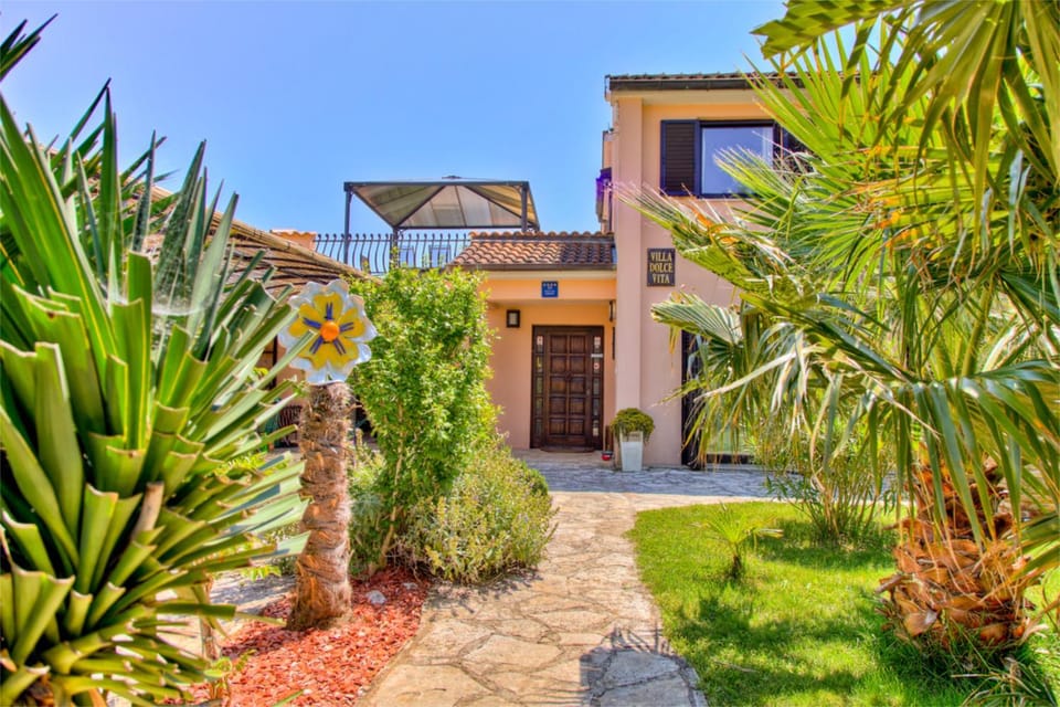 Property building, Facade/entrance, Garden, Garden view