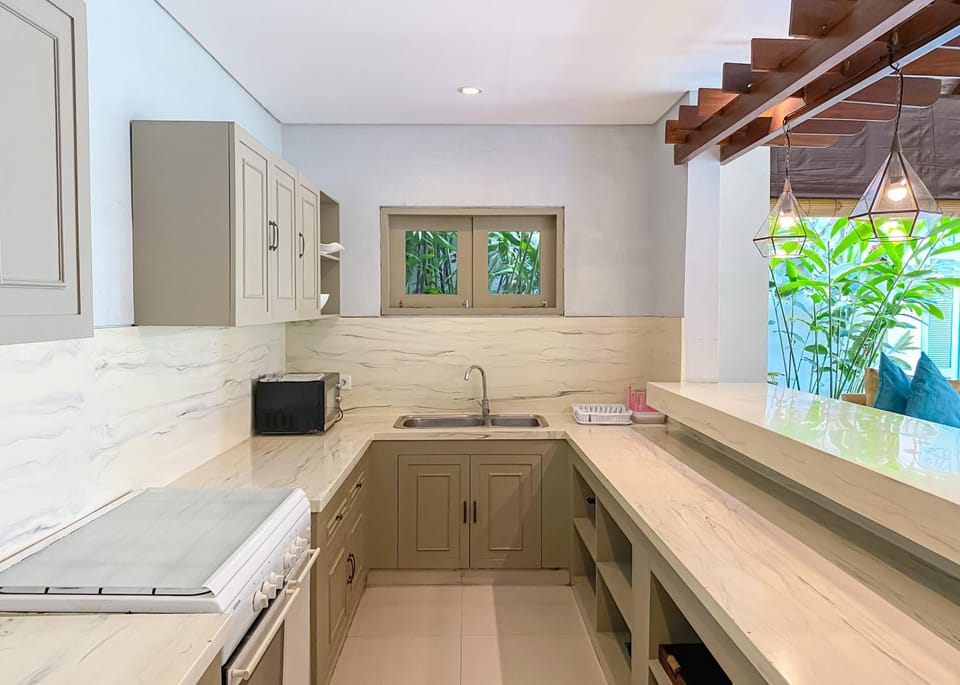 Kitchen or kitchenette, dishwasher, minibar