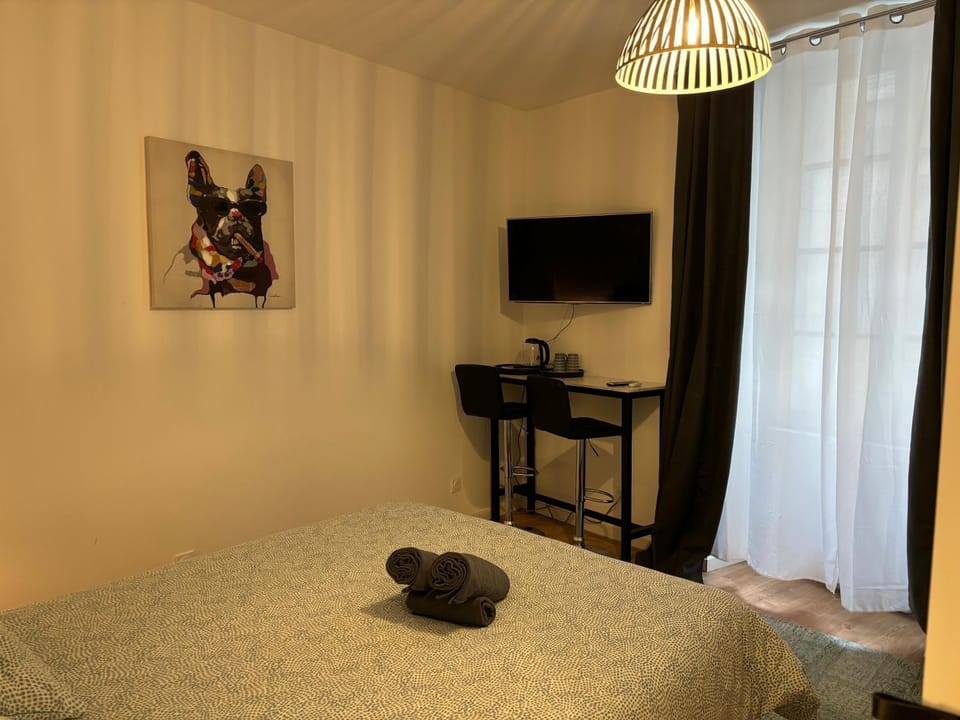 Bed, TV and multimedia, Bedroom