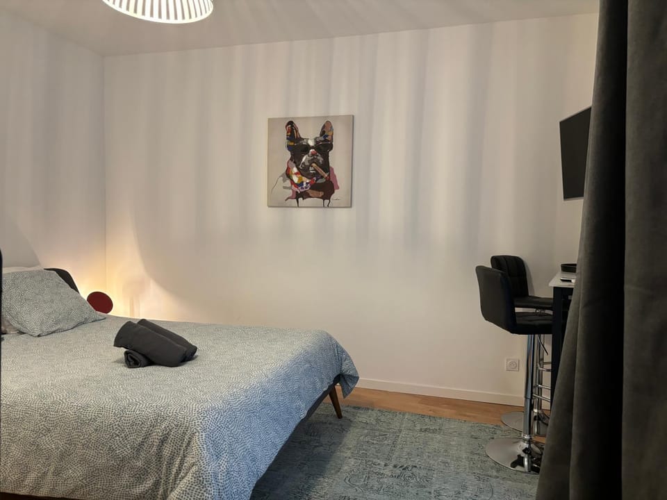 Bed, TV and multimedia, Photo of the whole room, Bedroom