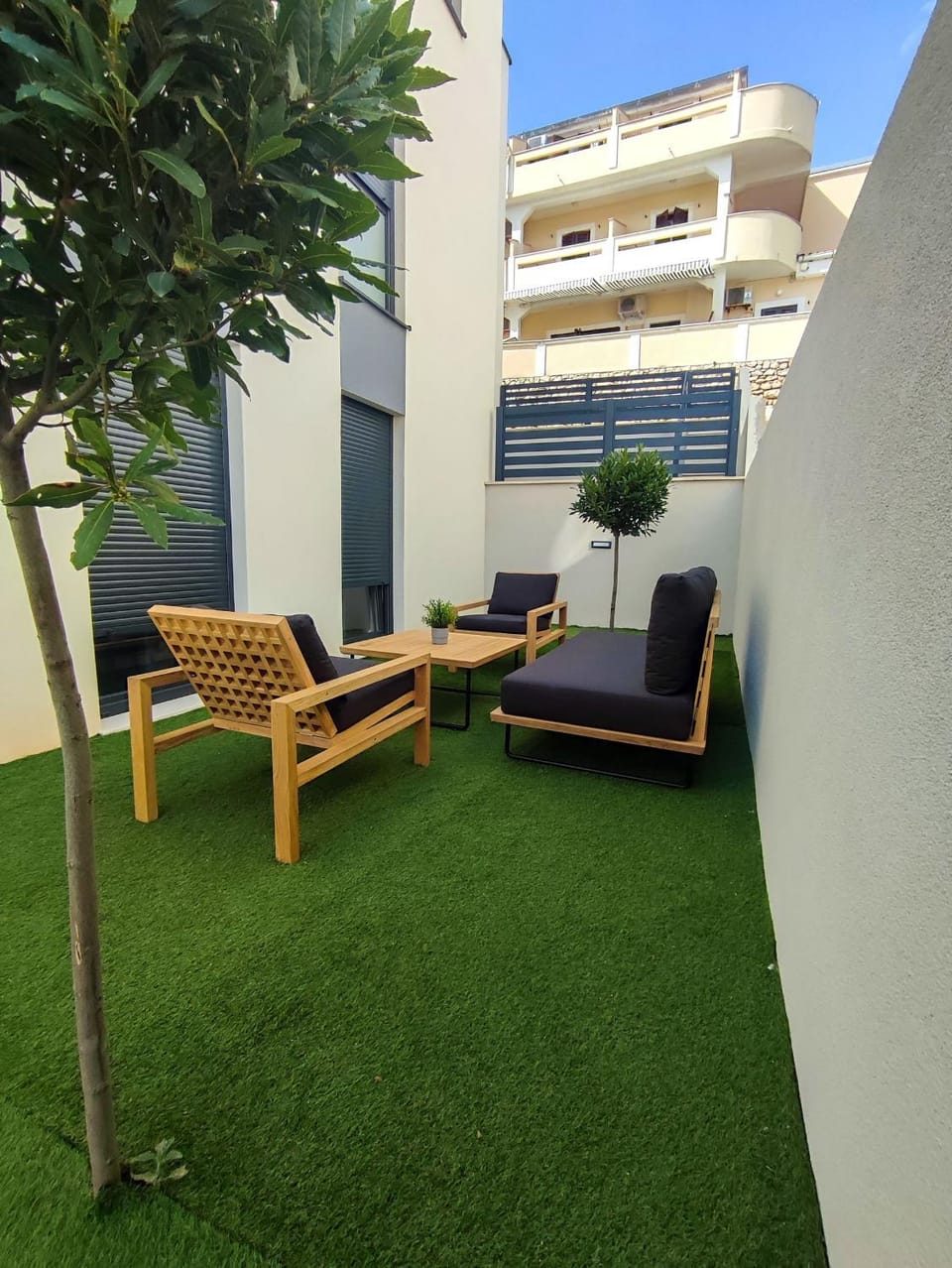 Property building, Garden, Garden, Balcony/Terrace, Balcony/Terrace, Seating area, Garden view, Garden view