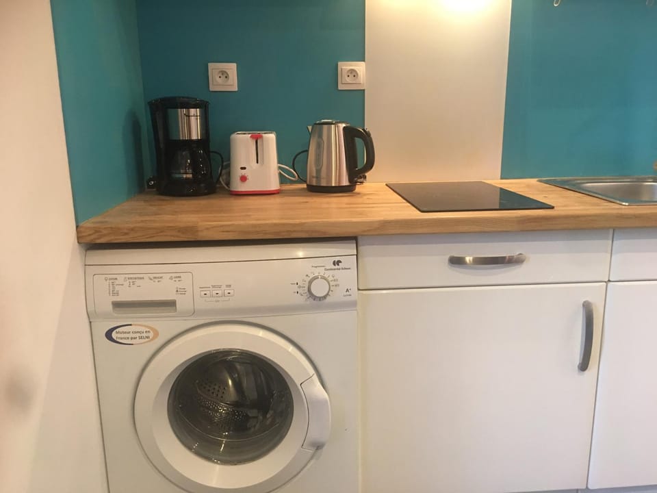 Coffee/tea facilities, Kitchen or kitchenette, stove, toaster, washing machine