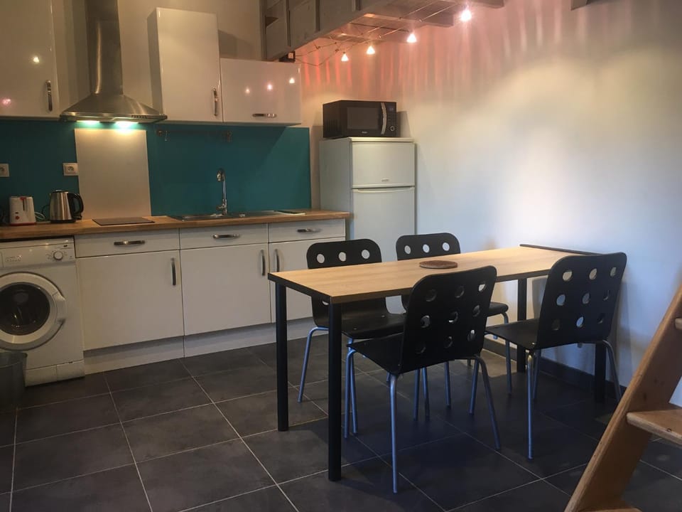 Kitchen or kitchenette, Dining area, washing machine