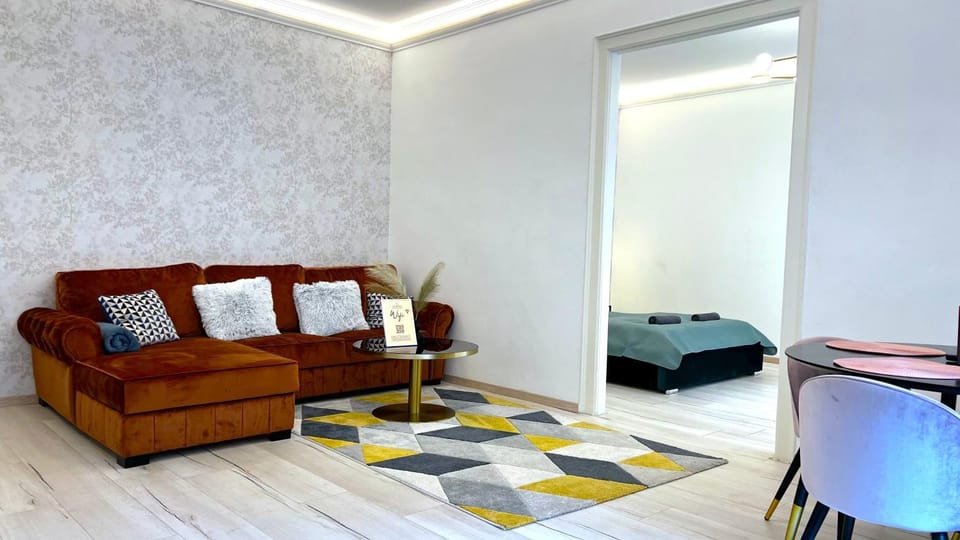 Bed, Living room, Photo of the whole room, Seating area, Bedroom