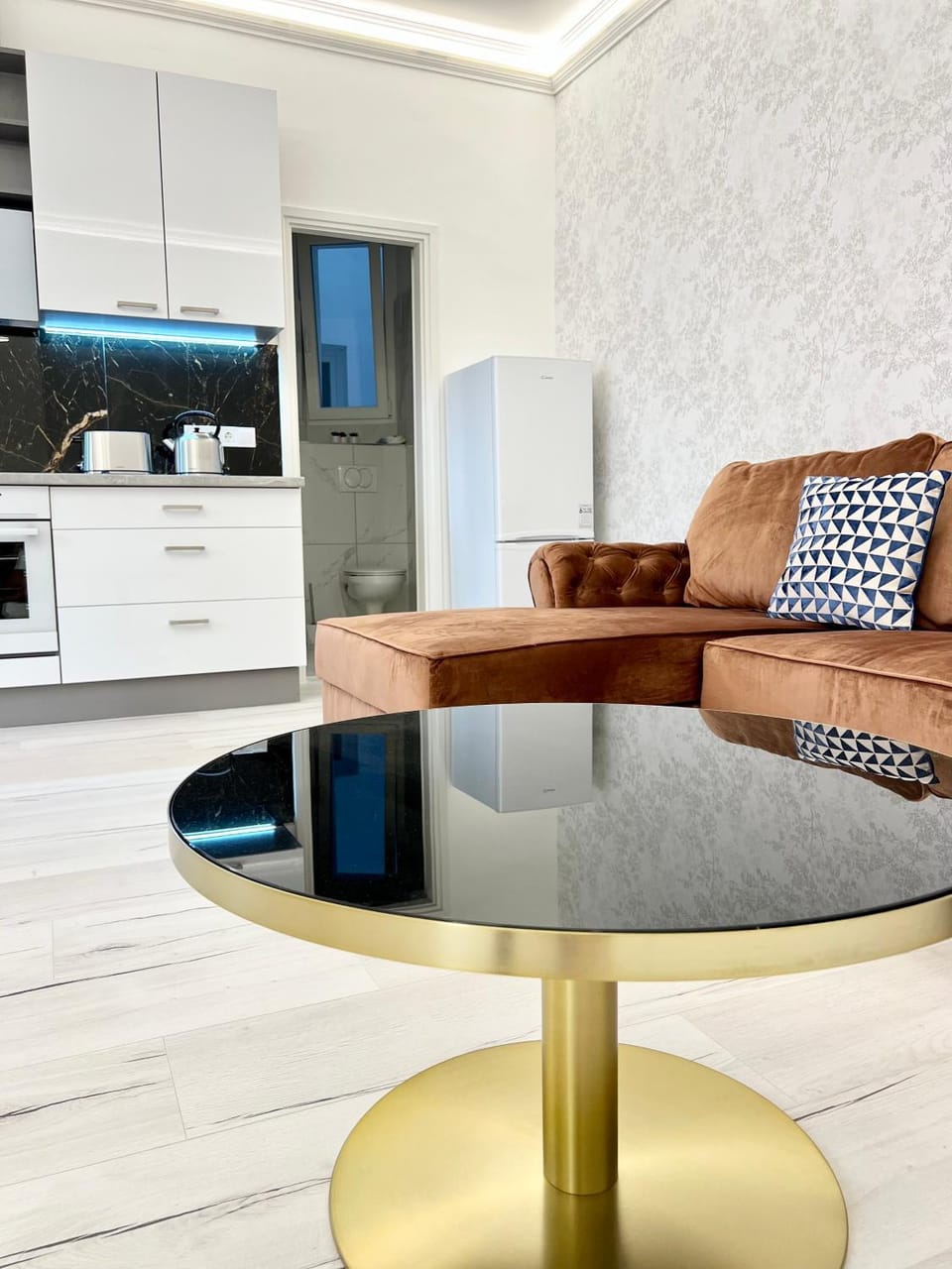 Kitchen or kitchenette, Living room, Seating area, Dining area, minibar, pet friendly, stove