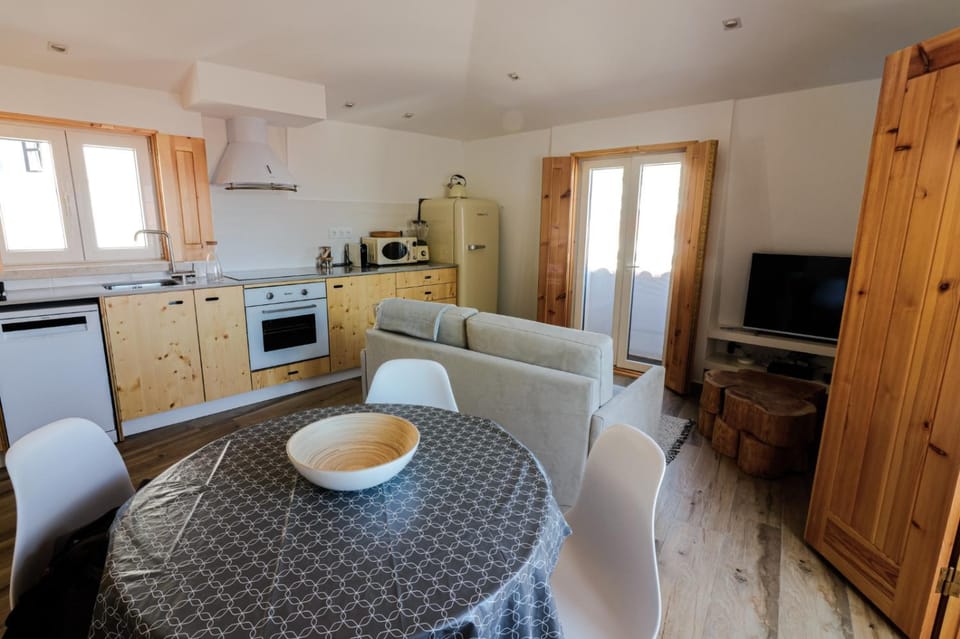 Kitchen or kitchenette, Living room, Seating area, Dining area