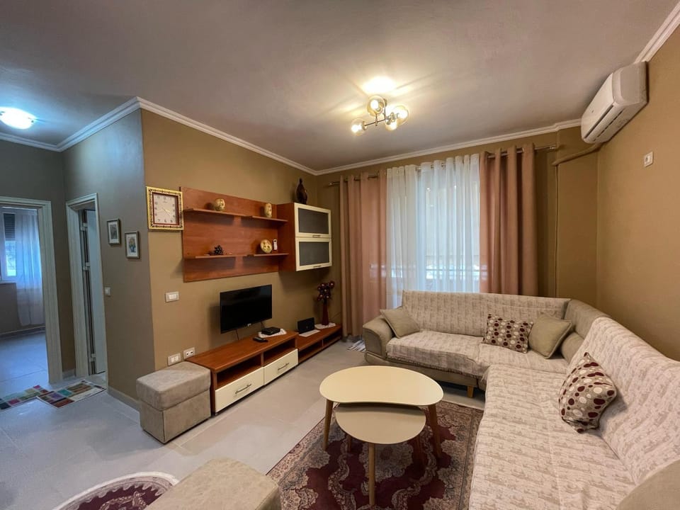 TV and multimedia, Living room, Seating area, locker, air conditioner
