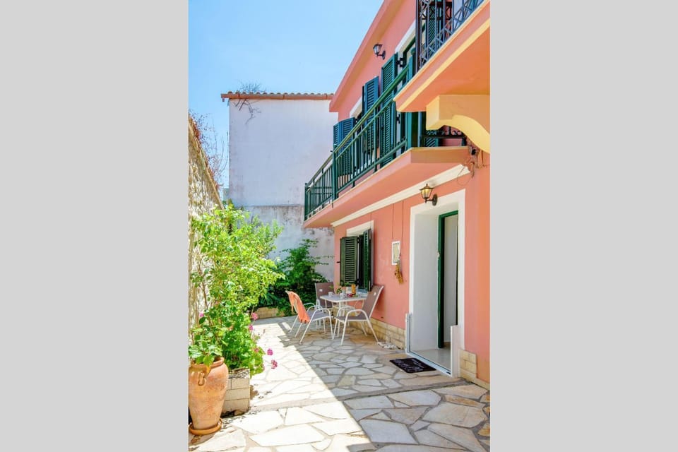 Property building, Patio, Facade/entrance, Balcony/Terrace