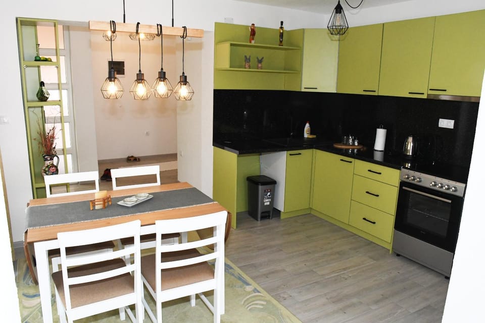 Kitchen or kitchenette, Dining area