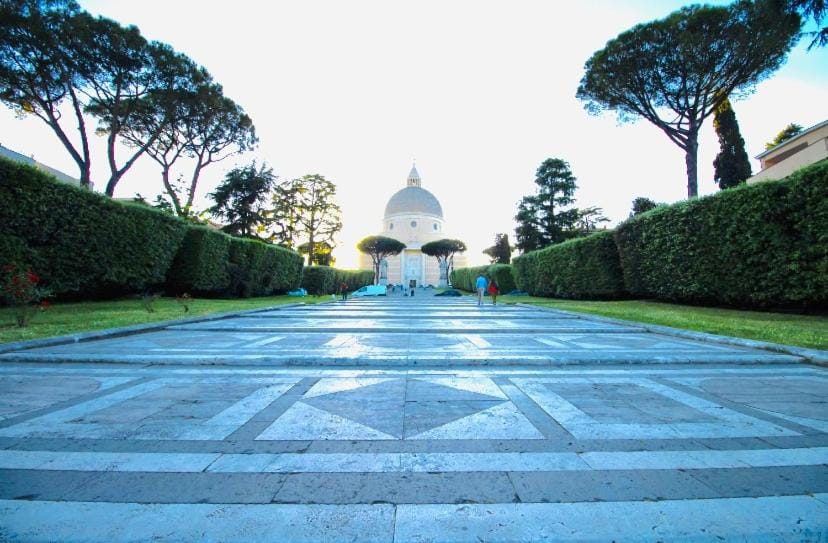 Nearby landmark, Landmark view
