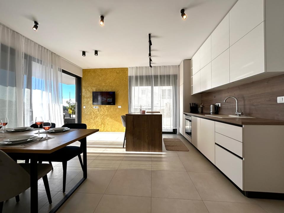 TV and multimedia, Kitchen or kitchenette, Dining area, dishwasher, stove