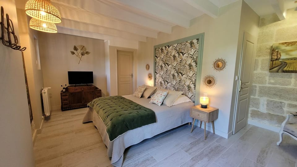 Bed, TV and multimedia, Photo of the whole room, Bedroom