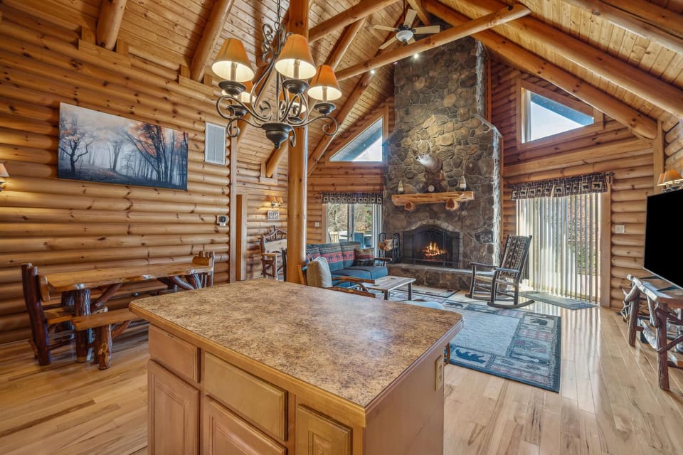 TV and multimedia, Kitchen or kitchenette, Living room, Seating area, Dining area