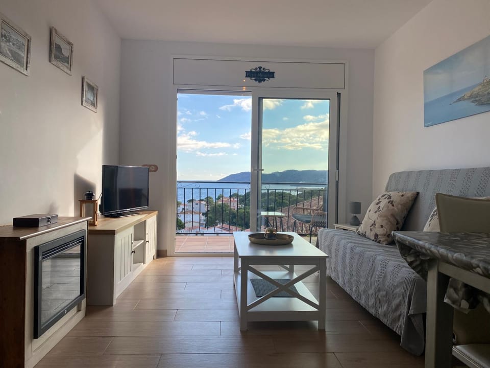 TV and multimedia, View (from property/room), Balcony/Terrace, Living room, Dining area, Evening entertainment, Mountain view, Sea view