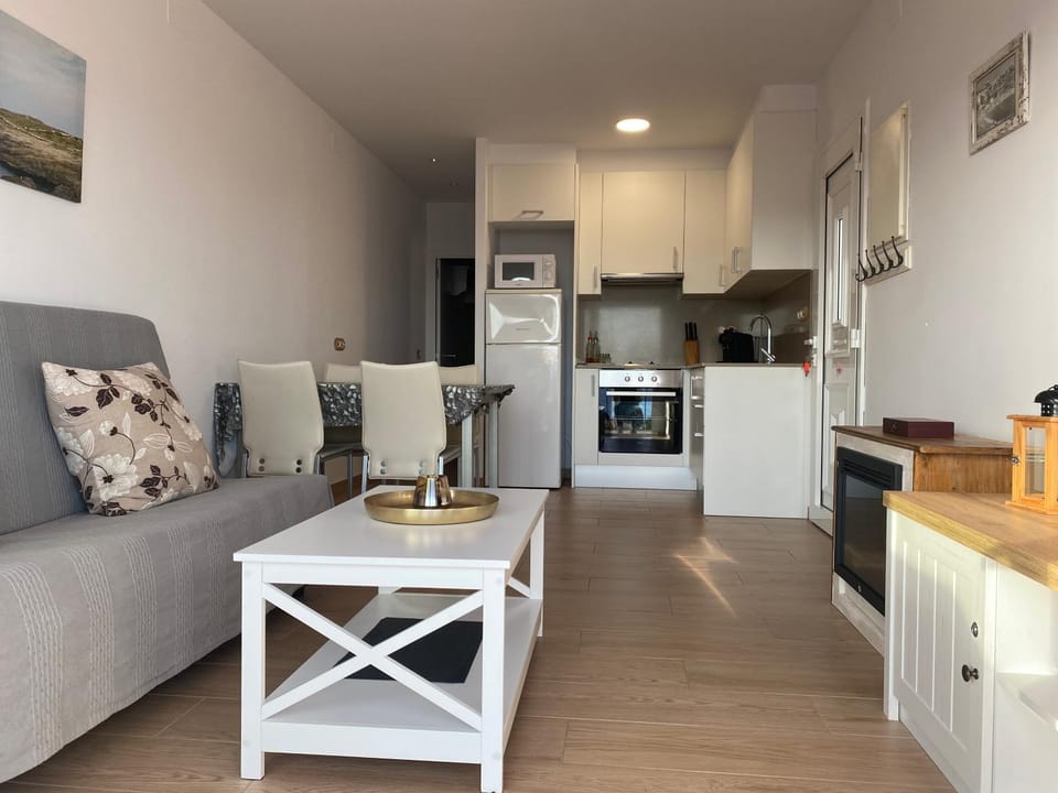 Kitchen or kitchenette, Living room, Dining area, minibar, pet friendly, toaster