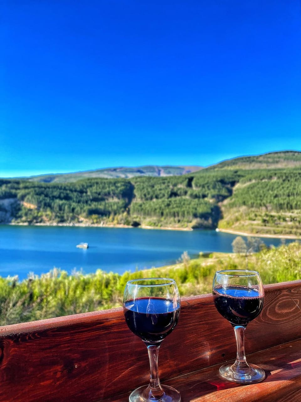 Natural landscape, Food and drinks, Lake view, Mountain view, Drinks, Alcoholic drinks