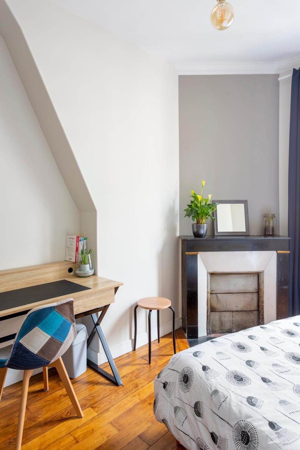 Bed, Photo of the whole room, Seating area, Bedroom, hair dresser