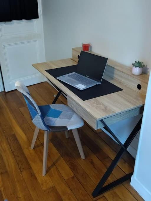 Seating area, Bedroom