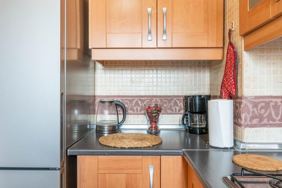 Coffee/tea facilities, Kitchen or kitchenette, stove, toaster