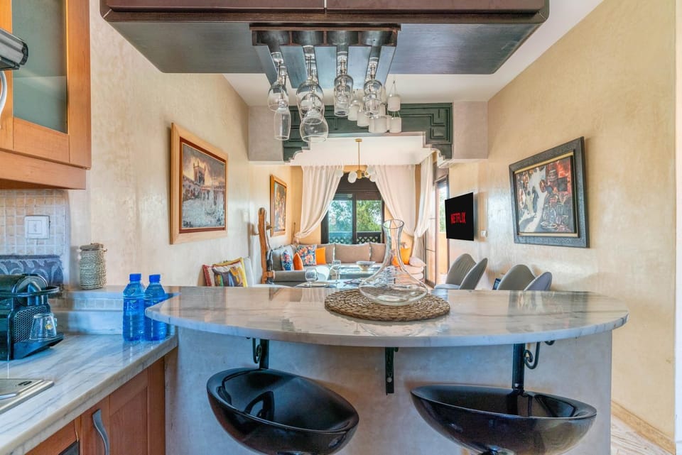 Coffee/tea facilities, Kitchen or kitchenette, Dining area, minibar, stove