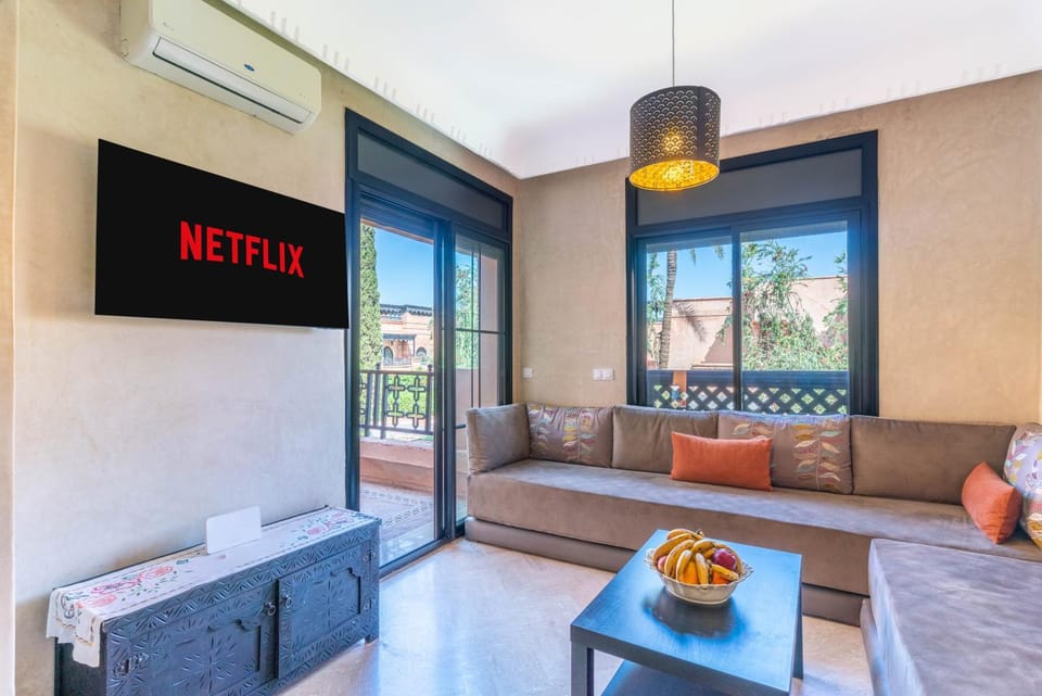 Communal lounge/ TV room, TV and multimedia, Living room, Seating area, Dining area, air conditioner