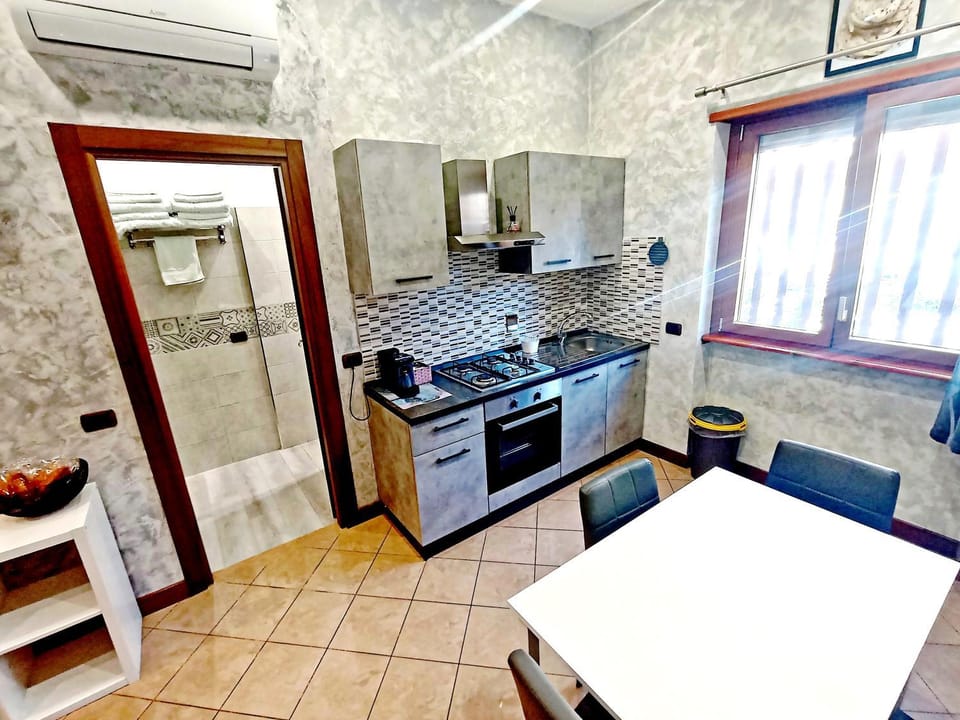 Kitchen or kitchenette, Dining area, oven, stove