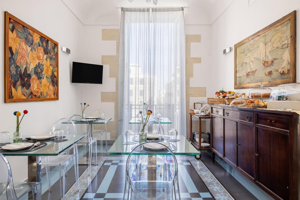 TV and multimedia, Kitchen or kitchenette, Living room, Seating area, Dining area