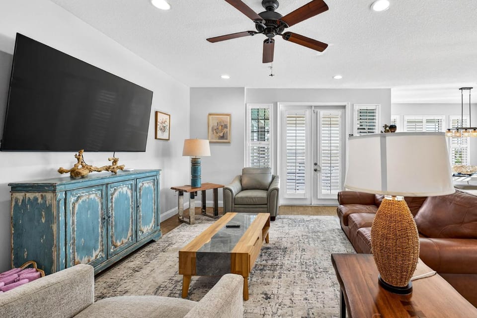 Treasure Trove Waterfront Haven Apartment in Treasure Island