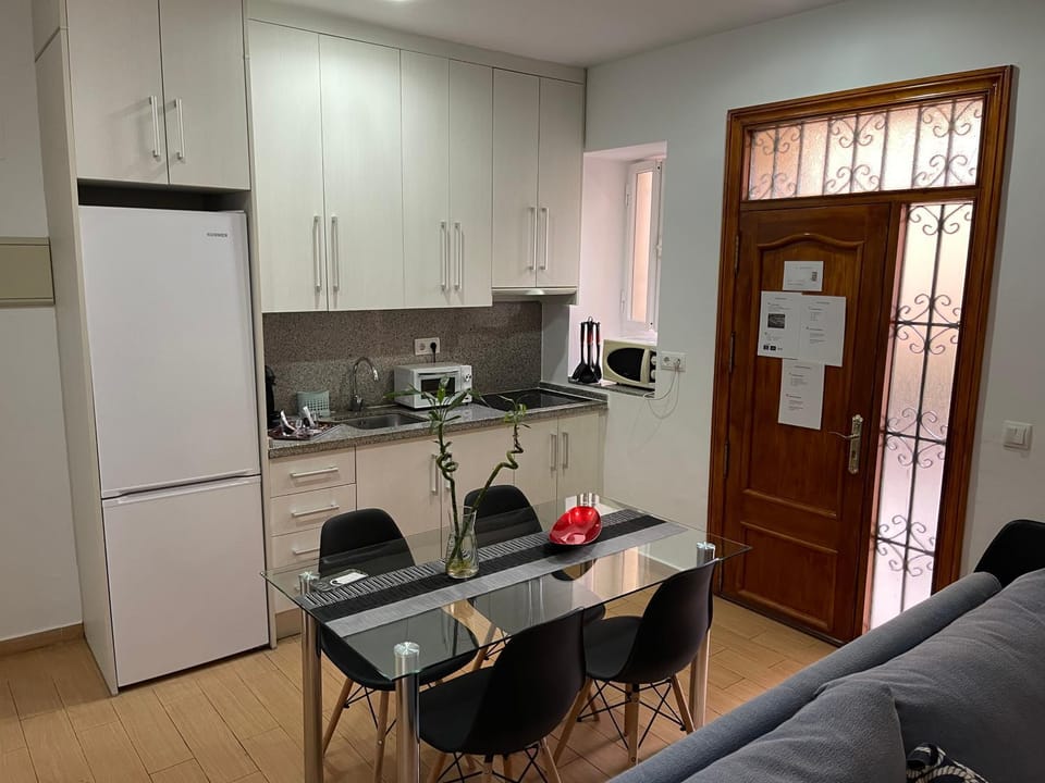 Coffee/tea facilities, Kitchen or kitchenette, Dining area, minibar, stove, toaster
