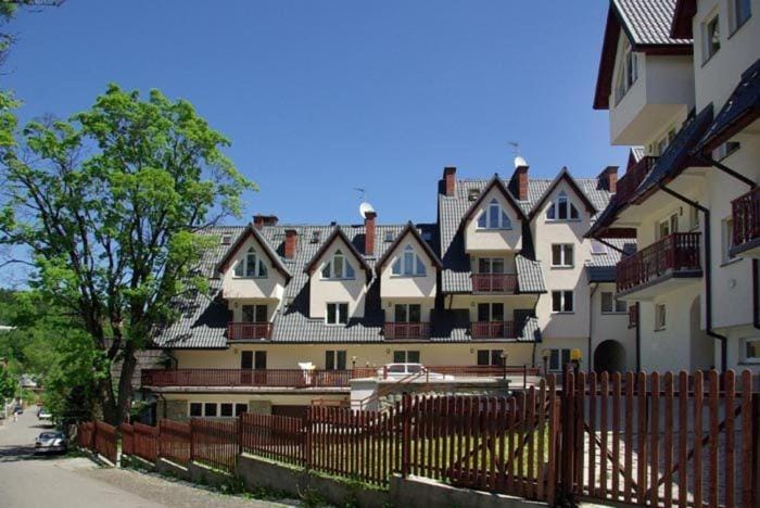 Facade/entrance, Location