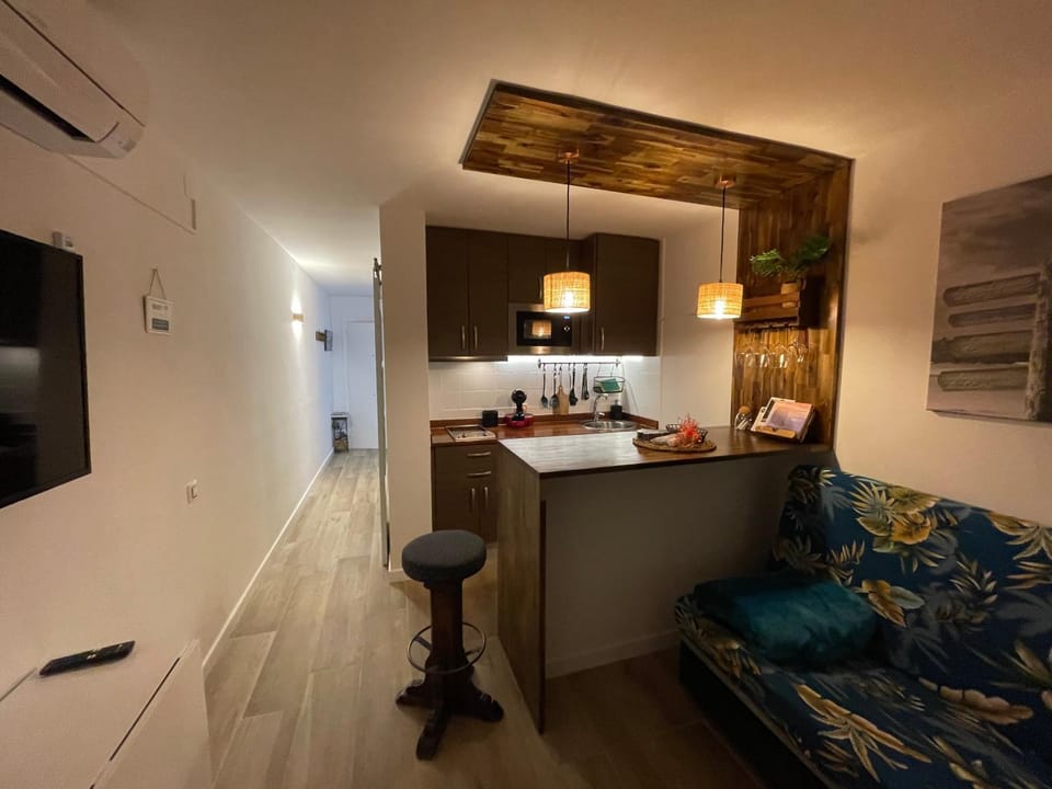 TV and multimedia, Kitchen or kitchenette, Living room, Seating area, Dining area