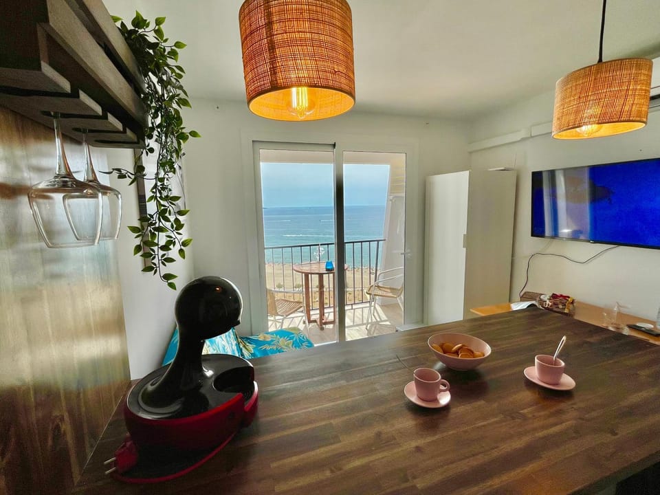 Natural landscape, TV and multimedia, Coffee/tea facilities, Kitchen or kitchenette, Dining area, Communal kitchen, Sea view