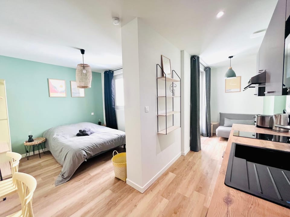Bed, Photo of the whole room, Bedroom