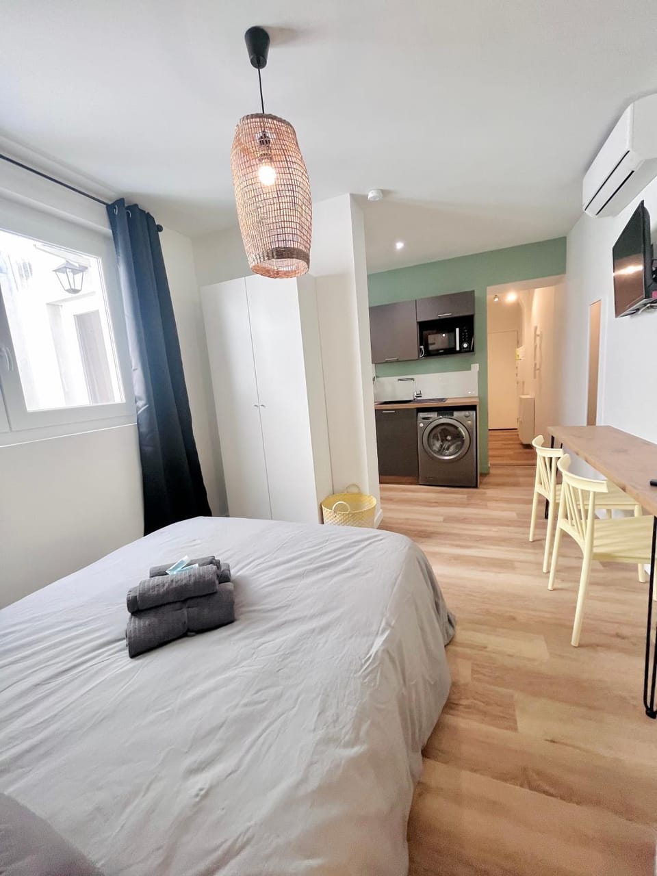 Photo of the whole room, Bedroom