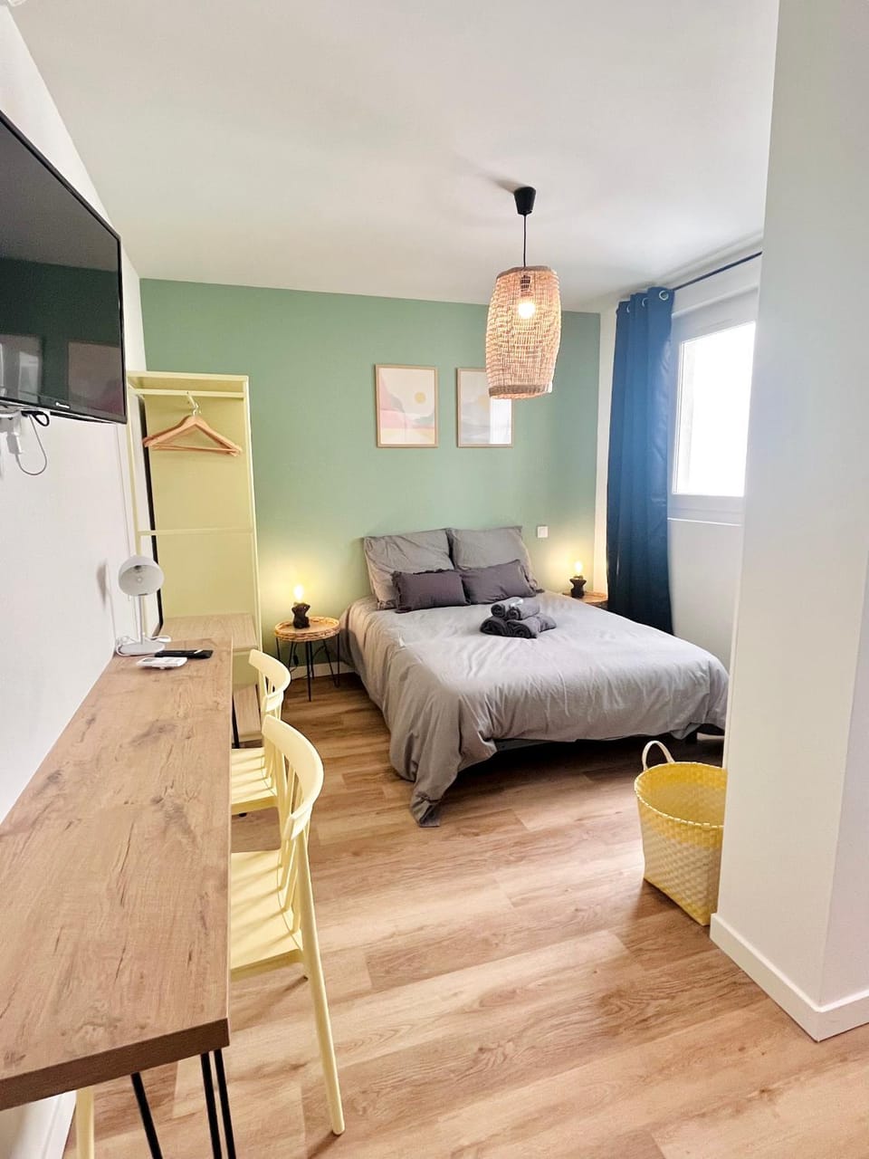 Bed, Photo of the whole room, Seating area, Bedroom