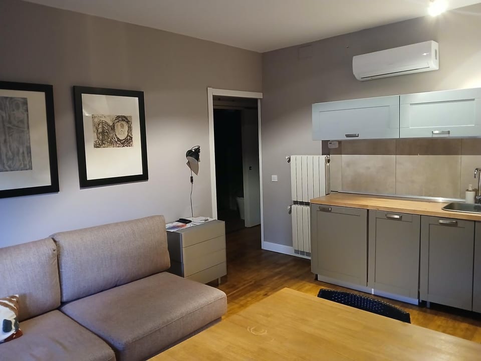 Coffee/tea facilities, Kitchen or kitchenette, Living room, Seating area, Dining area, oven, stove