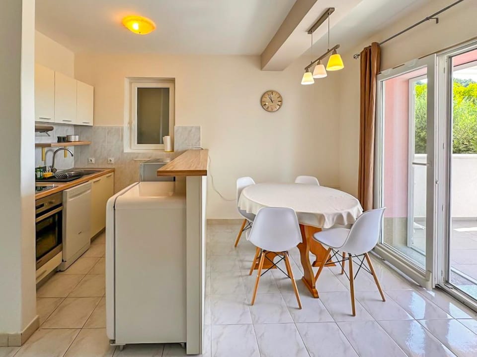 Dining area, kitchen