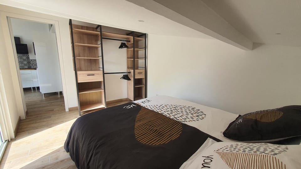 Photo of the whole room, Bedroom