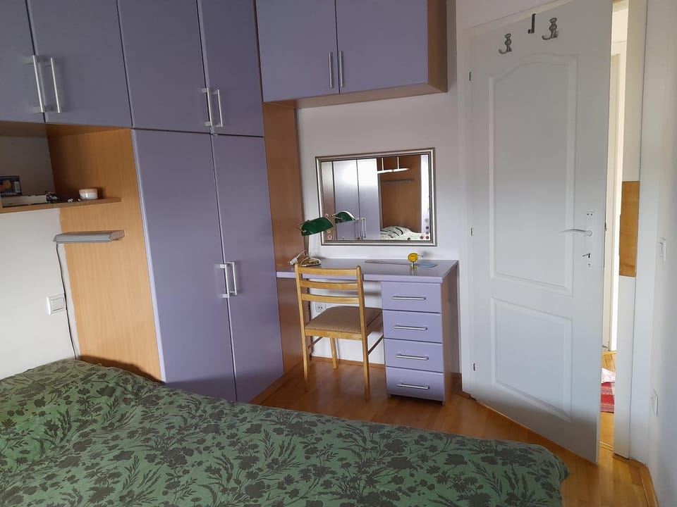 Bed, TV and multimedia, Bedroom, wardrobe