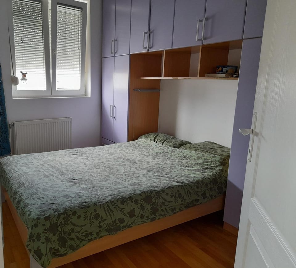 Bed, TV and multimedia, Bedroom, wardrobe